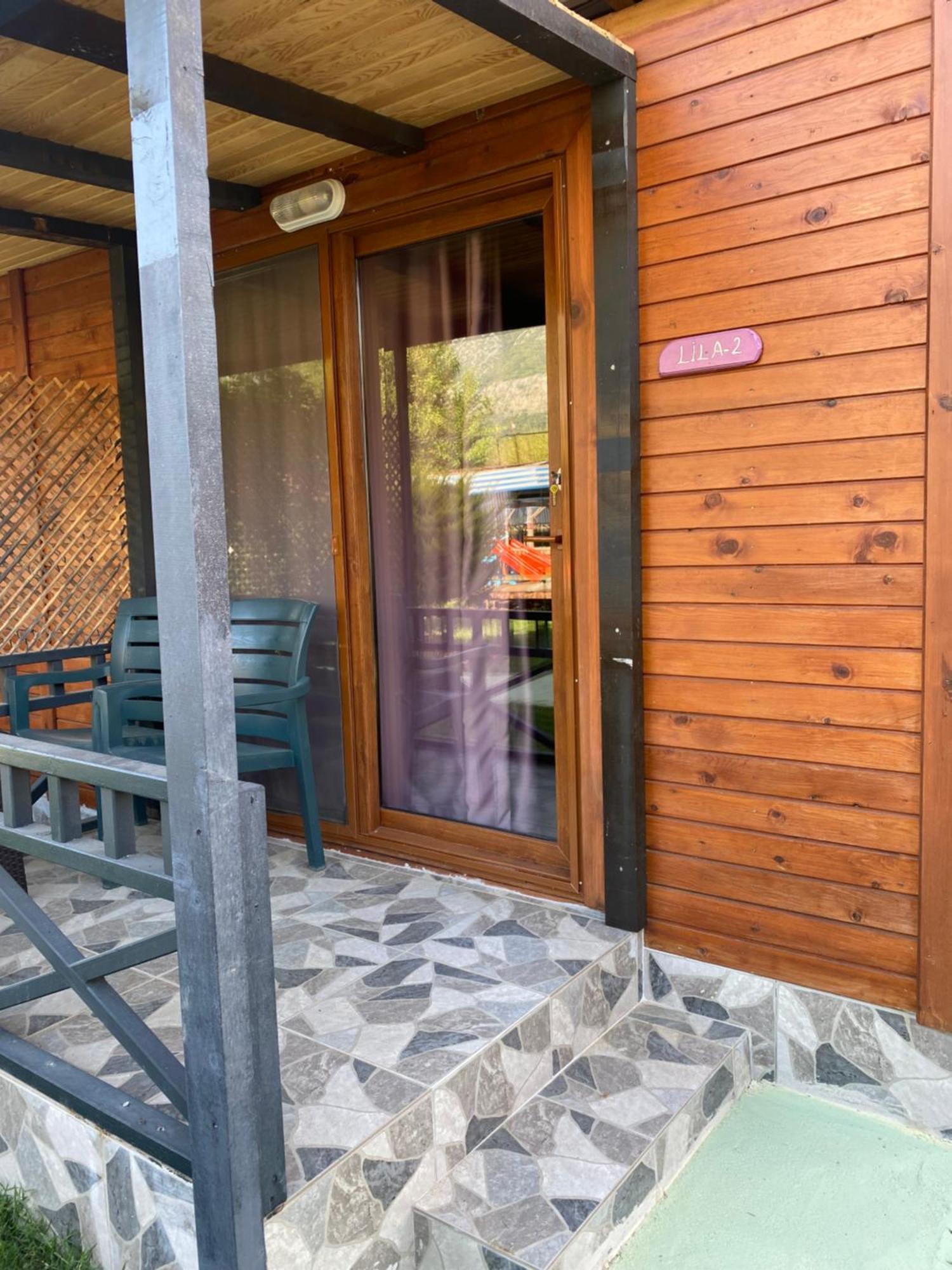 Karaoez Ada Bungalows & Villa Bilik gambar