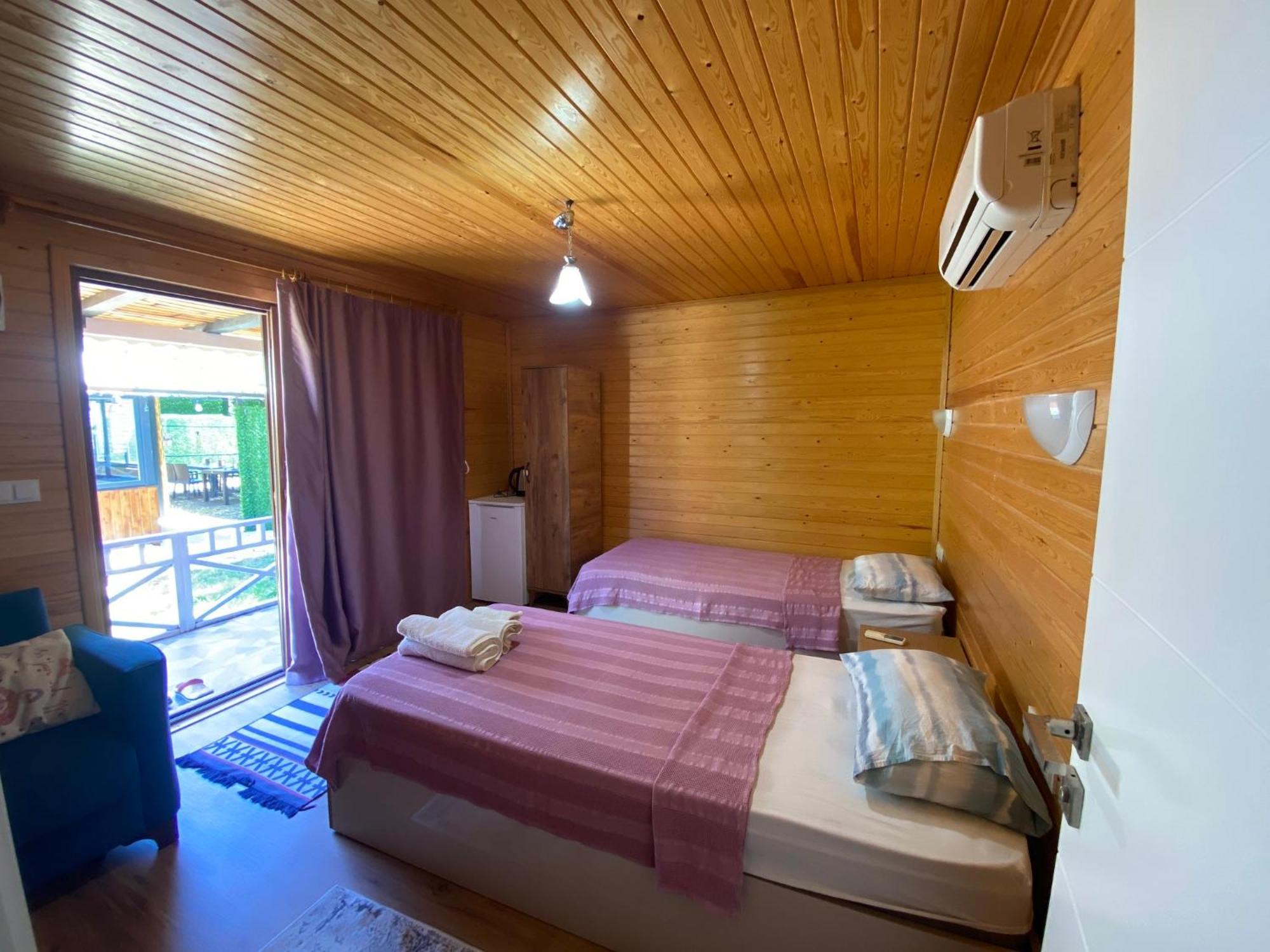 Karaoez Ada Bungalows & Villa Bilik gambar